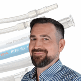 Jörg Jacobs mit PTFE Schläuchen im Hintergrund